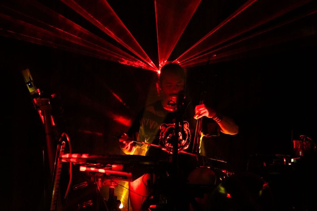 Sound Fire · láseres rojos